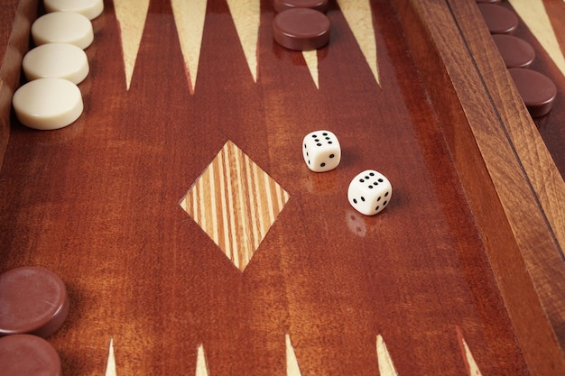 Close-up van rollende dobbelstenen op een houten tafel