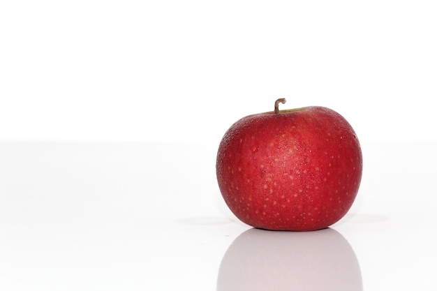 Close-up van rood fruit op witte achtergrond