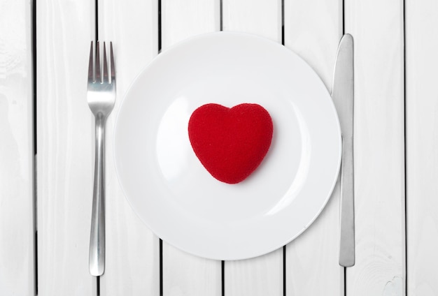 Close-up van rood hart op witte plaat voor Valentijnsdag achtergrond