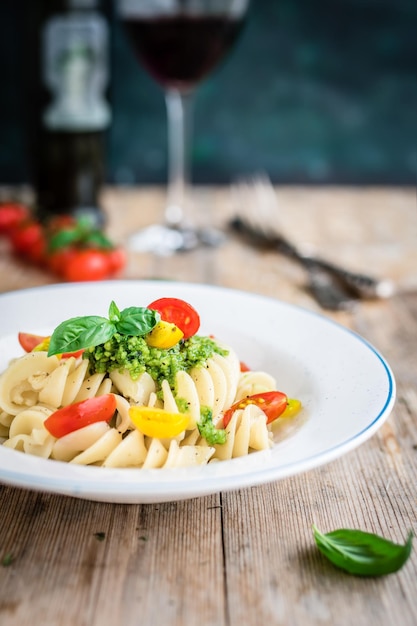 Close-up van rotini pasta geserveerd in een bord op een houten tafel