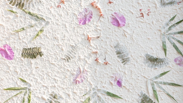 Close-up van roze bloemen op de muur