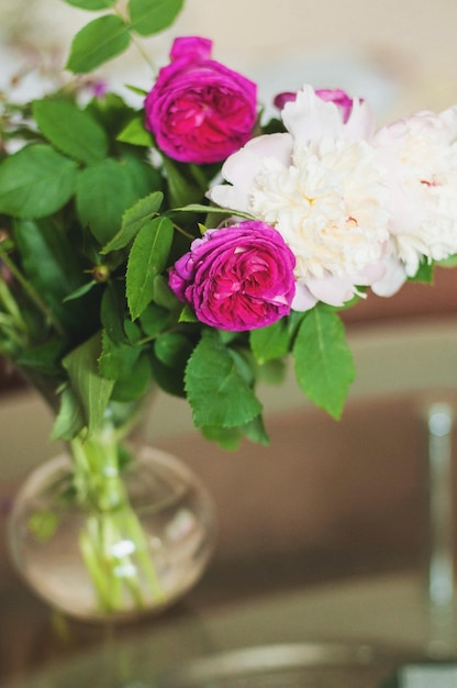 Close-up van roze en witte bloemen in een vaas