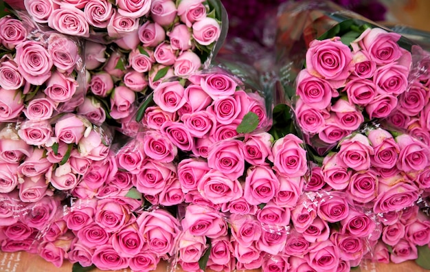 Close-up van roze rozenboeketten op tafel
