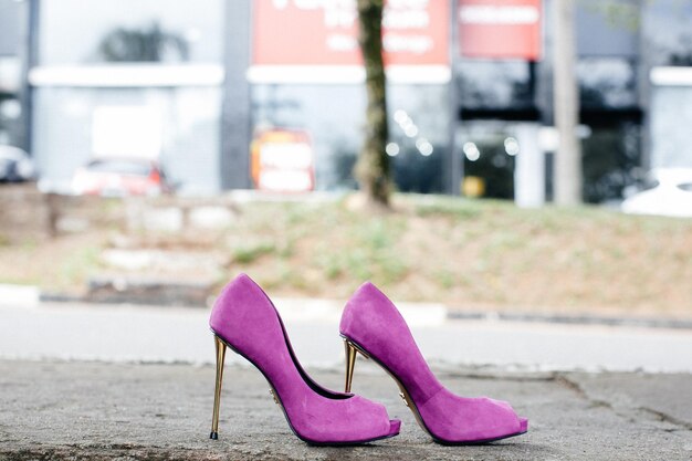 Foto close-up van roze schoenen op straat