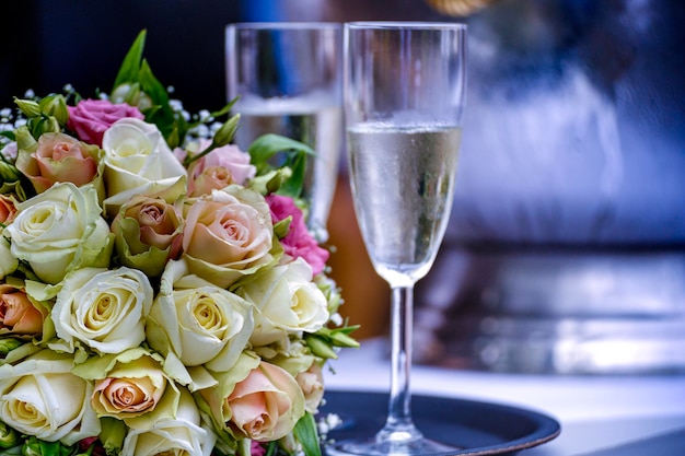 Close-up van rozen in glas