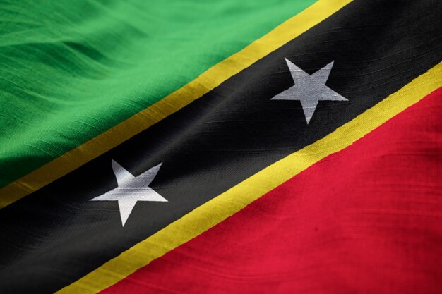 Foto close-up van ruffled saint kitts en nevis vlag, saint kitts en nevis vlag waait in de wind