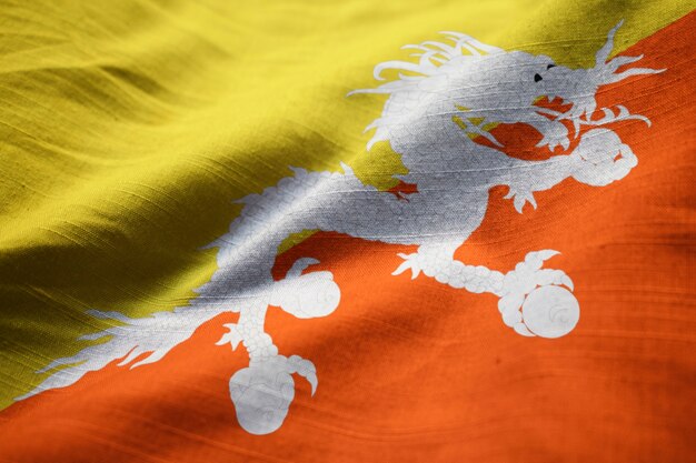 Close-up van ruige Bhutan vlag, Bhutan vlag blaast in de wind