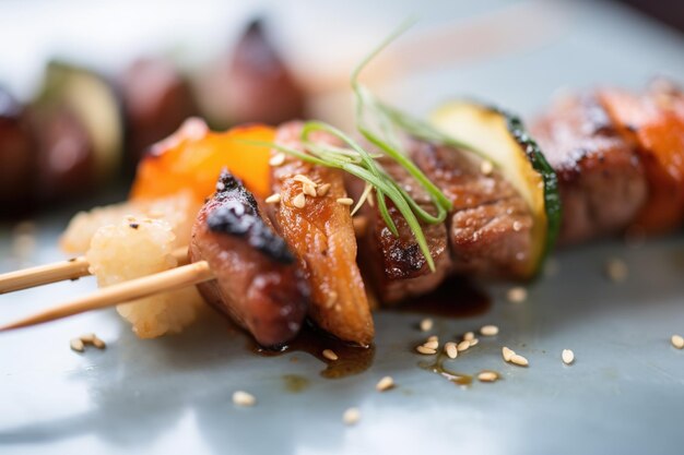 Foto close-up van rundvlees teriyaki spiesjes met gegrilde vlekken