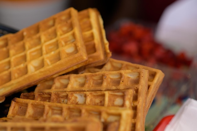 Close-up van rustieke traditionele wafel op straatvoedselfestival Outdoor kookservice gastronomie en afhaalmaaltijden concept