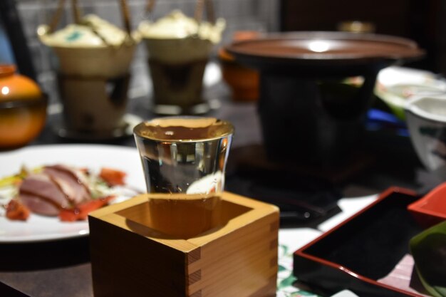 Foto close-up van sake geserveerd op tafel
