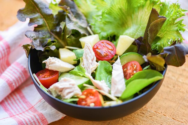 Foto close-up van salade geserveerd op tafel.