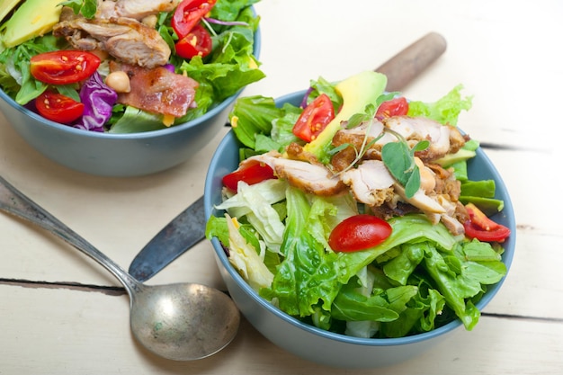 Close-up van salades in schalen op tafel