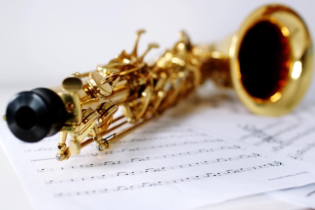 Foto close-up van saxofoon op bladmuziek