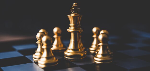 Close-up van schaakstukken tegen een zwarte achtergrond