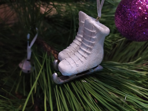 Foto close-up van schaatsen op de kerstboom