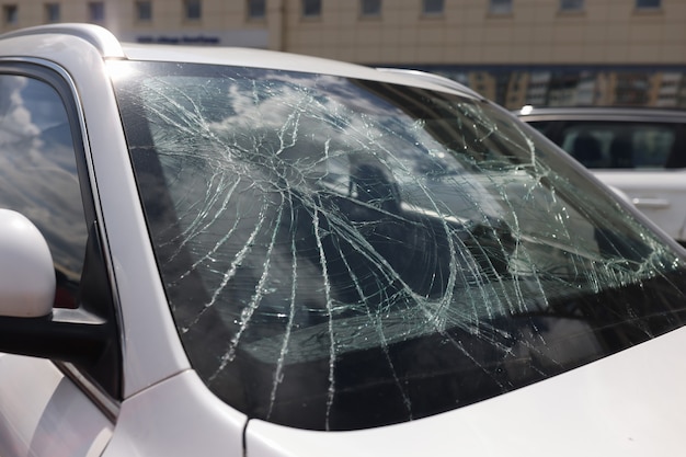 Close-up van scheuren op gebroken auto voorruit autoverzekering concept