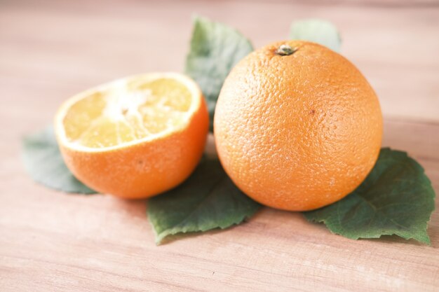 Close up van schijfje oranje fruit op kleur oppervlak