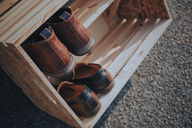 Foto close-up van schoenen in een houten rack