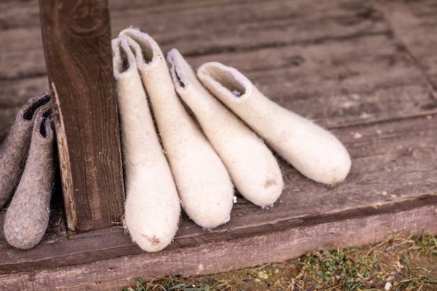 Foto close-up van schoenen op hout