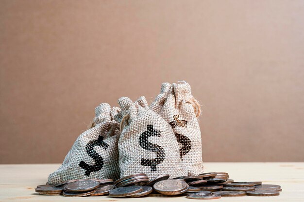 Foto close-up van schoenen op tafel tegen de muur