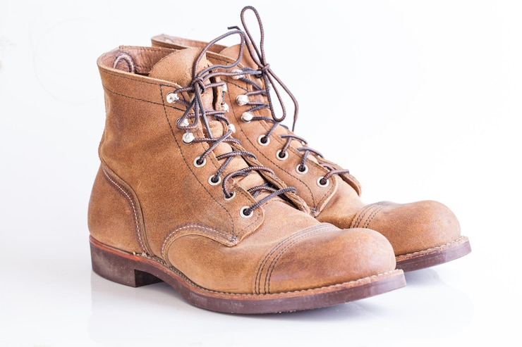 Foto close-up van schoenen tegen een witte achtergrond