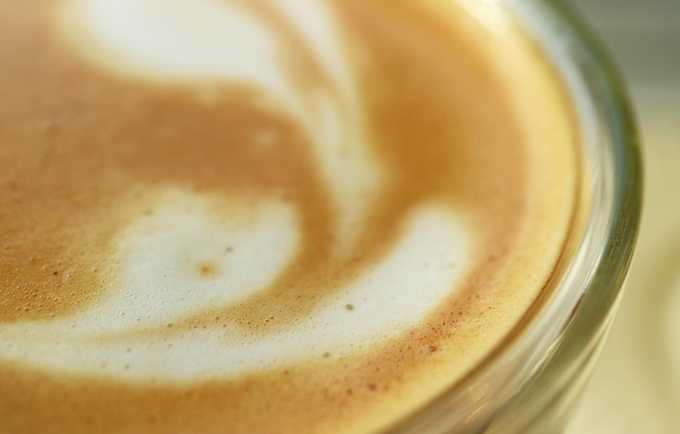 Close-up van schuimend oppervlak van caffe latte met latte art