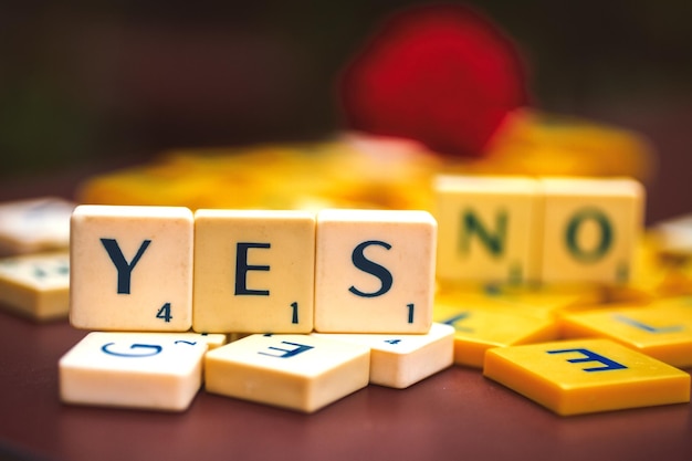 Foto close-up van scrabble tegels op tafel