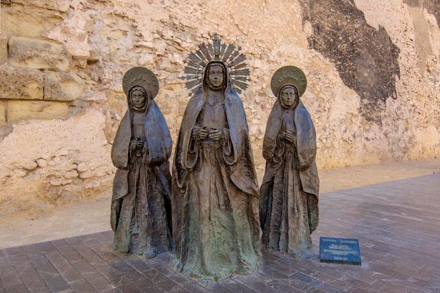 Close-up van sculptuur Las tres Marias in Elche Alicante