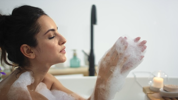 Close-up van sensuele vrouw handen wassen in bad Sexy meisje nemen badkuip met schuim