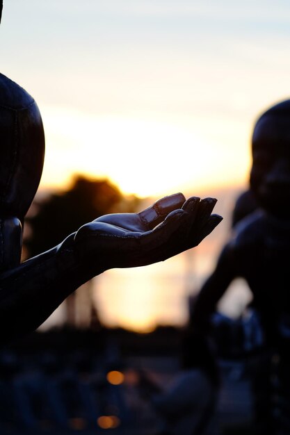 Foto close-up van silhouet hand tegen de hemel tijdens zonsondergang