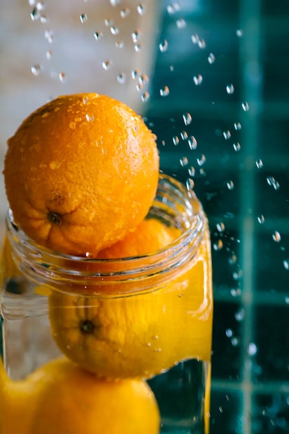 Foto close-up van sinaasappel in glas