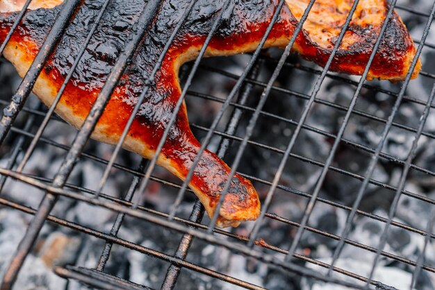 Foto close-up van sinaasappel op de barbecue