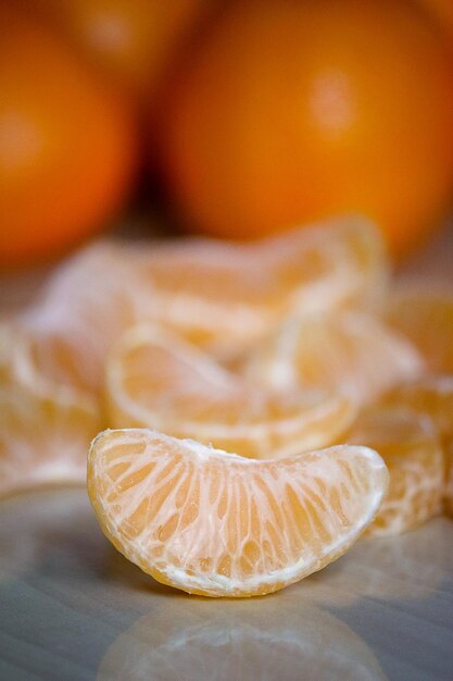 Foto close-up van sinaasappel op tafel