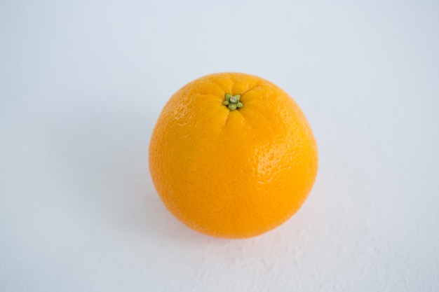 Close-up van sinaasappel tegen wit oppervlak