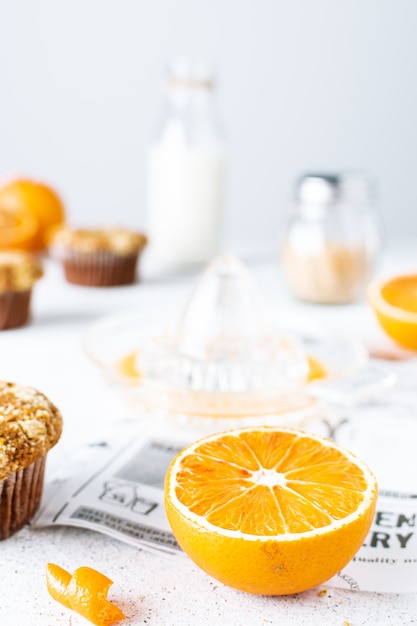 Close-up van sinaasappel voor het koken van oranje muffins