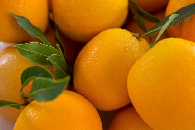 Close-up van sinaasappelen tegen wit oppervlak