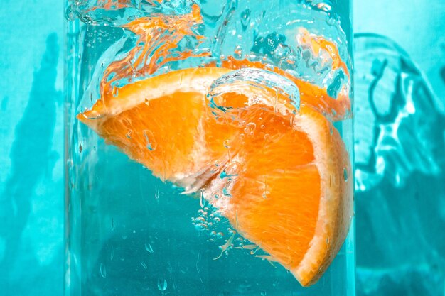 Foto close-up van sinaasappels op een zwembad