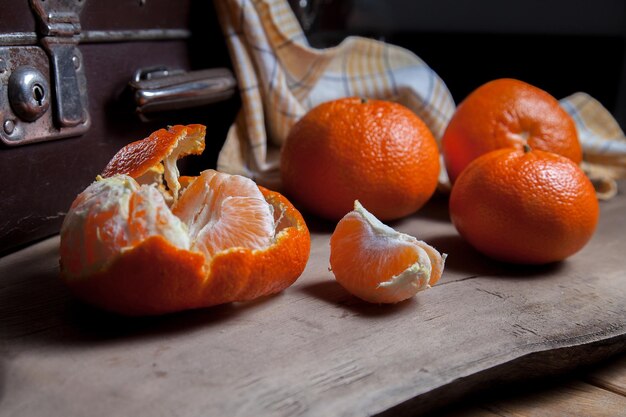 Foto close-up van sinaasappels op tafel