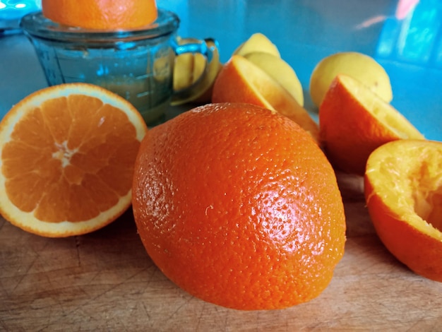 Close-up van sinaasappels op tafel