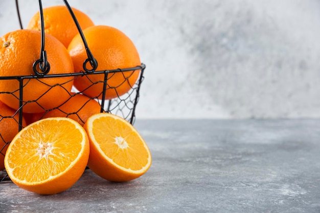 Close-up van sinaasappels op tafel