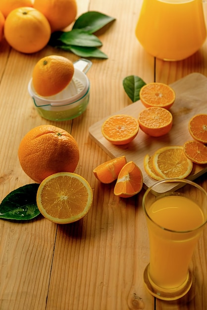 Close-up van sinaasappelsap met fruit op tafel