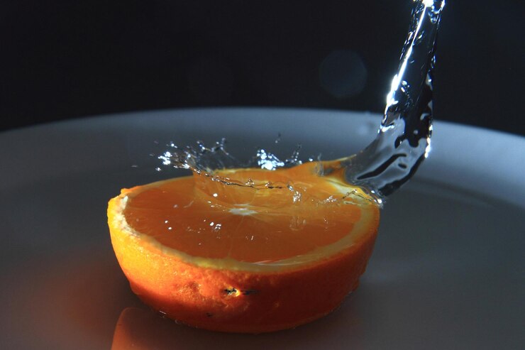 Foto close-up van sinaasappelsap op tafel