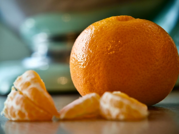 Foto close-up van sinaasappelsnijden op de snijplank