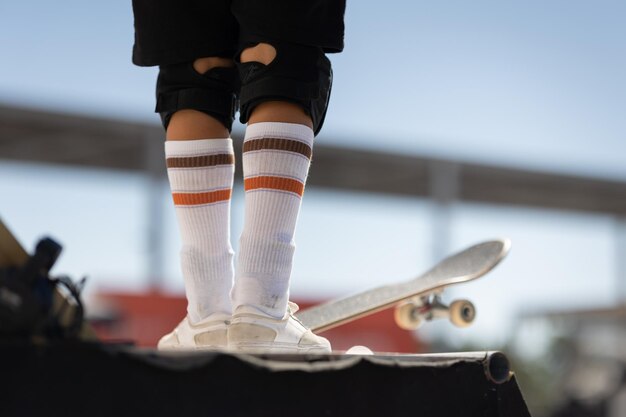 Foto close-up van skateboardwielen en dek