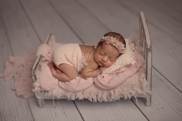 Close-up van slapende pasgeboren babymeisje liggend op het bed