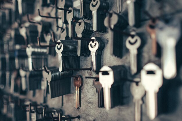 Foto close-up van sleutels die aan spijkers hangen in een winkel