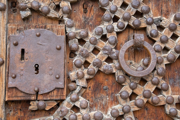 Close-up van slot op gedetailleerd patroon op deur St Mary Church Facade, Morella, Spanje