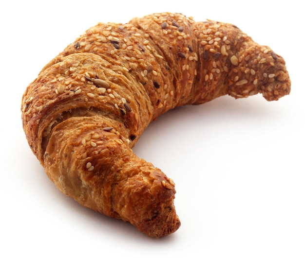 Close-up van smakelijke croissant op witte achtergrond