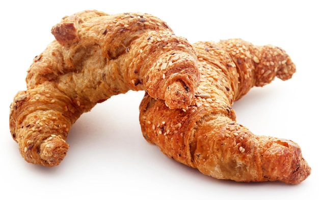 Close-up van smakelijke croissants op witte achtergrond