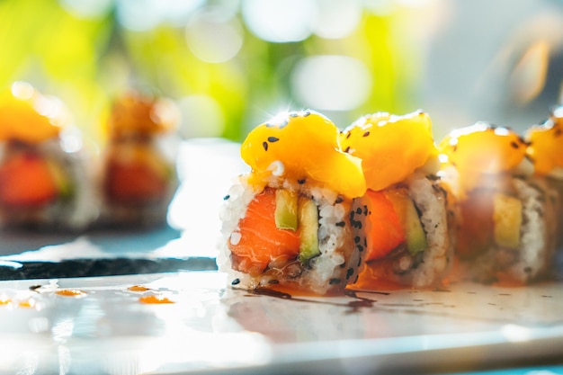 Close up van smakelijke japanse uramaki sushi met zalm